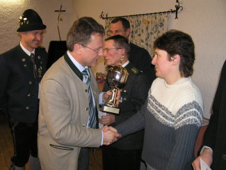 Regina Altbauer erhlt den Pokal von Brgermeister Hans Eschlberger