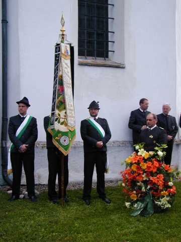 Fahnenabordnung mit Ehrenvorstand Peter Edfelder