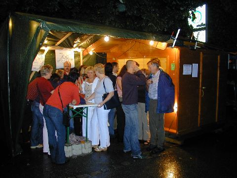 Nachtschwärmer bei der Schützenbar