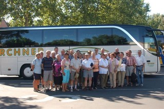 Gruppenbild mit Bus