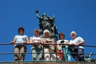 Schtzendamen vor dem Niederwalddenkmal