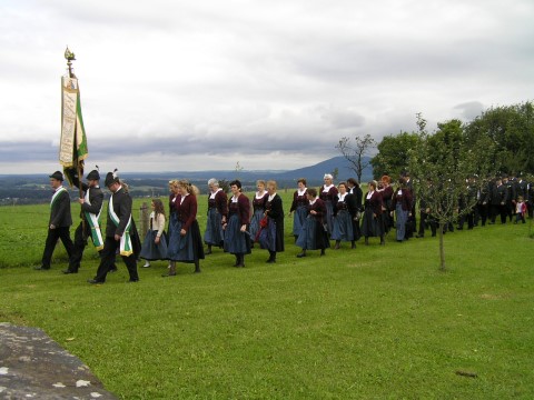 Einzug der Schtzengesellschaft Ulrichshgl zum Gottesdienst